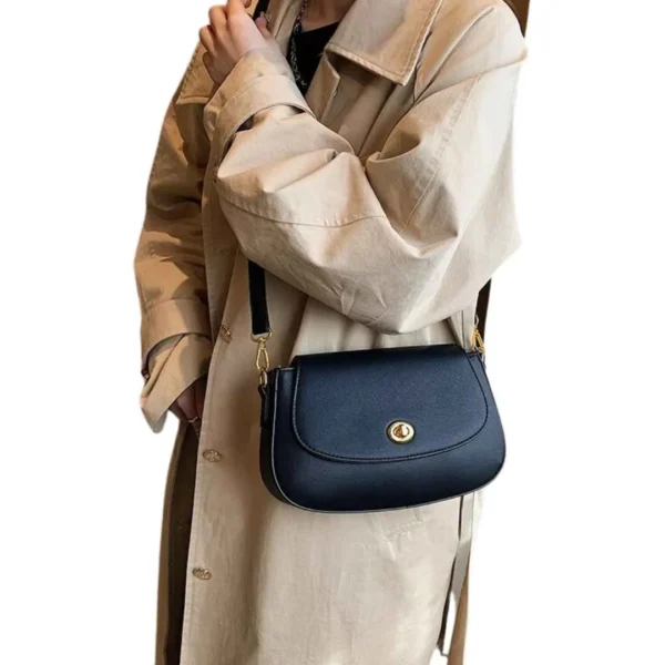 Le Sac a Main Noir a Bandouliere 10 1